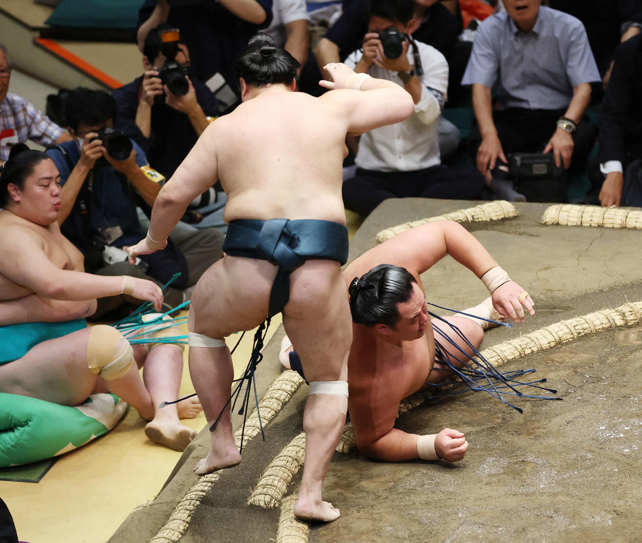 はたき込みで佐田の海（左）に敗れる玉鷲（撮影・宮地輝）