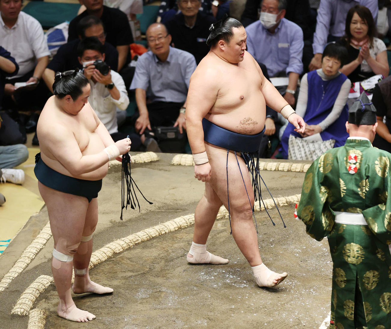 はたき込みで佐田の海（左）に敗れた玉鷲（撮影・宮地輝）