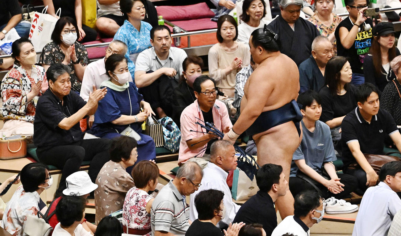 佐田の海に敗れ引き揚げる玉鷲（撮影・滝沢徹郎）