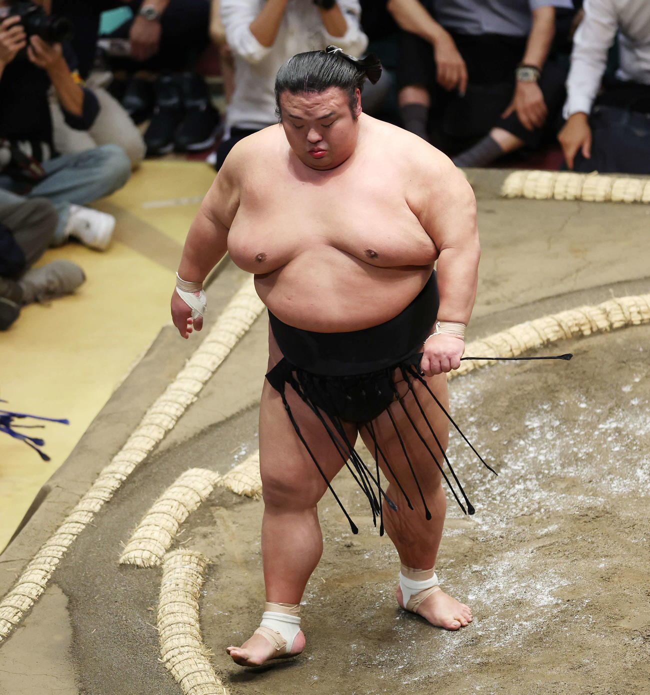 大関復帰目指す貴景勝、初日に続いて敗れ2連敗…過去無敗の王鵬に初黒星 - 大相撲写真ニュース : 日刊スポーツ