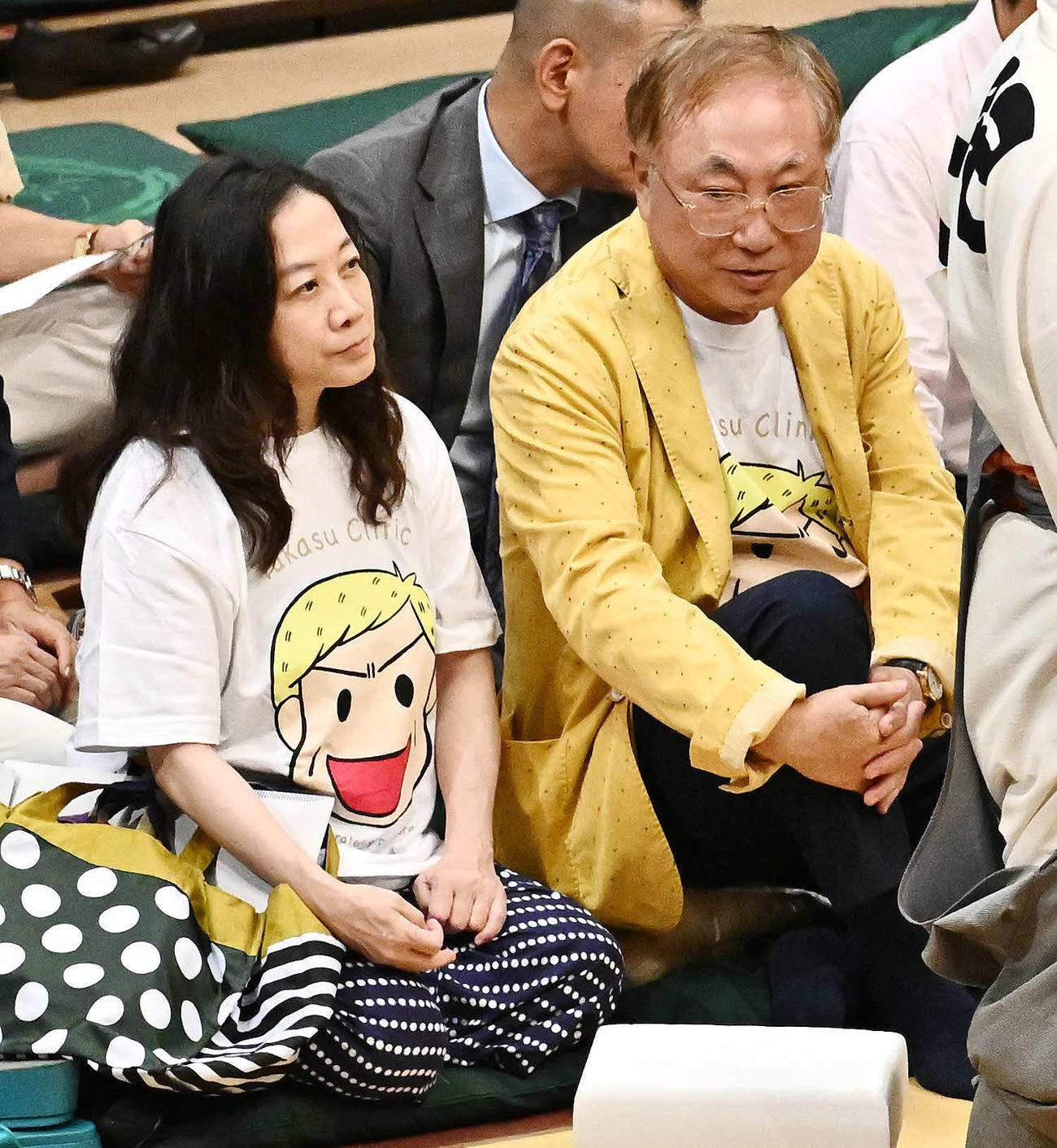 観戦する高須克弥氏（右）と西原理恵子さん（撮影・滝沢徹郎）