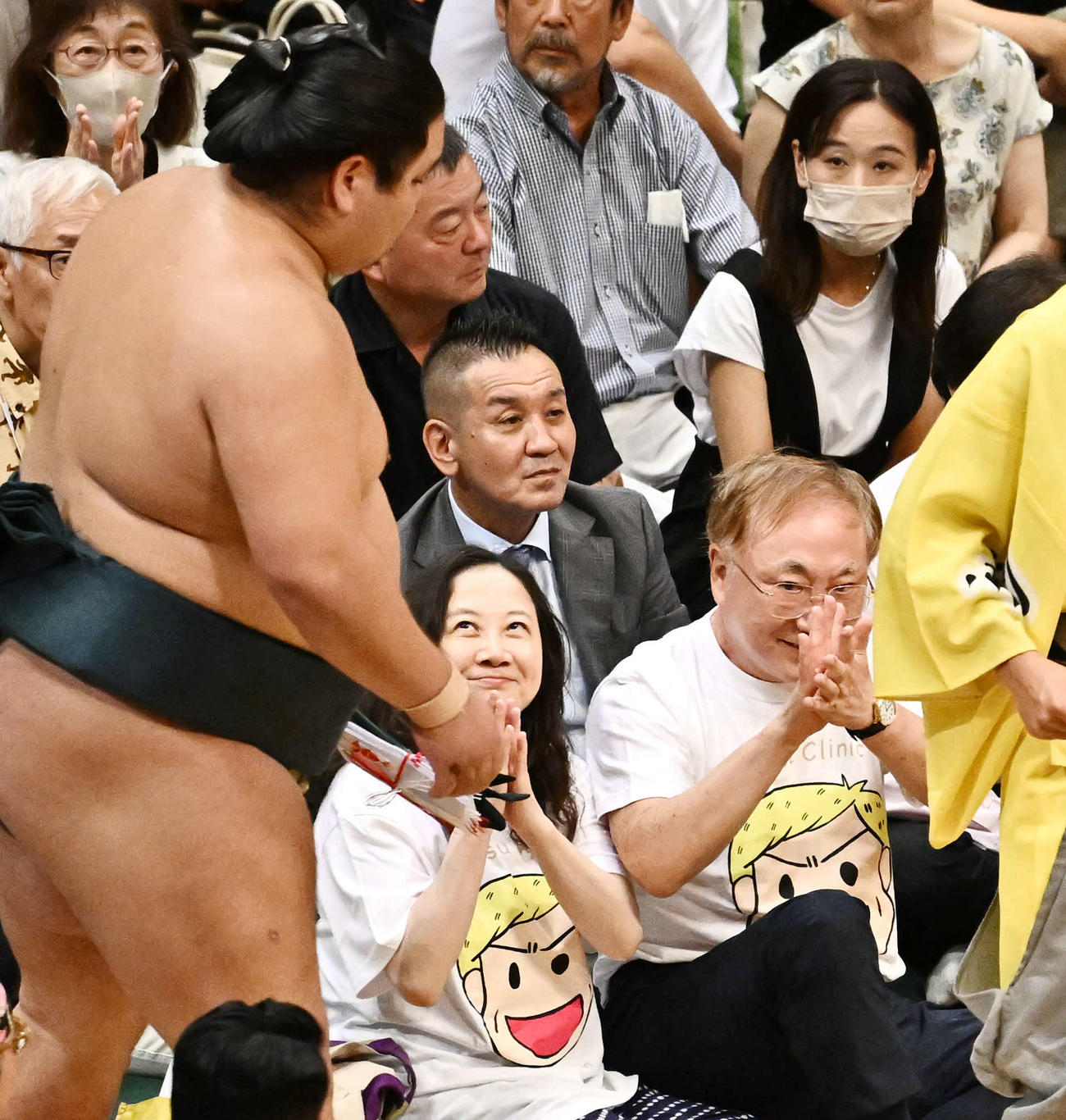 引き揚げる錦木に拍手を送る高須克弥氏（手前右）と西原理恵子さん（撮影・滝沢徹郎）