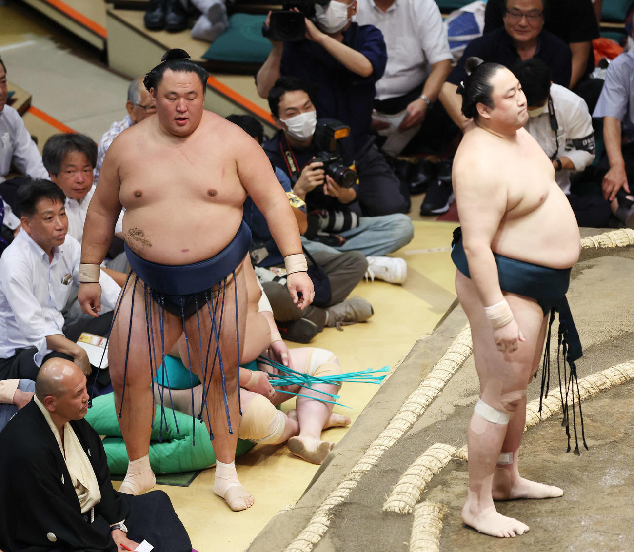 はたき込みで佐田の海（右）に敗れた玉鷲（撮影・宮地輝）