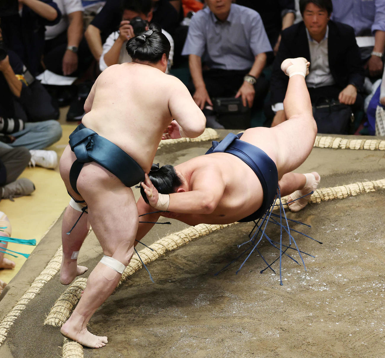佐田の海（左）にはたき込みで敗れる玉鷲（撮影・宮地輝）
