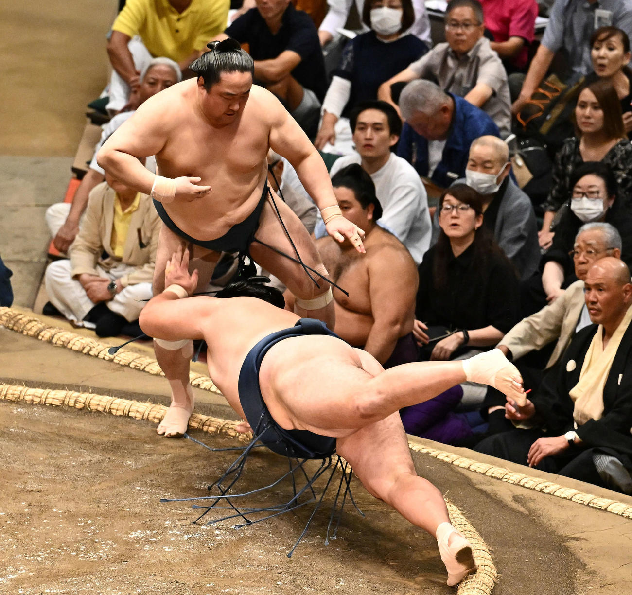 佐田の海（後方）は玉鷲をはたき込みで破る（撮影・滝沢徹郎）