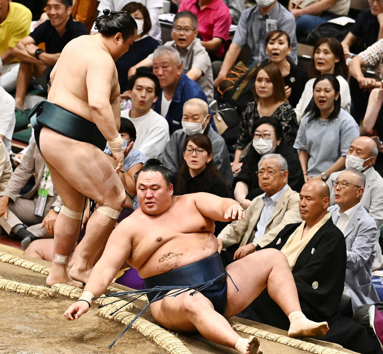 佐田の海（左）に敗れた玉鷲（撮影・滝沢徹郎）