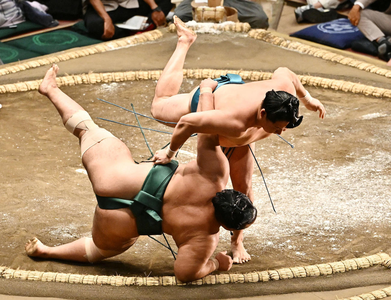 玉正鳳（上）は島津海を上手投げで破る（撮影・滝沢徹郎）