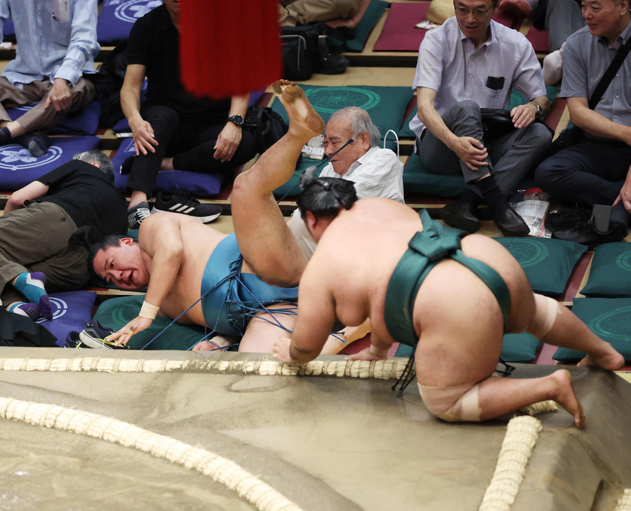 上手投げで島津海（右）を破った玉正鳳（撮影・宮地輝）