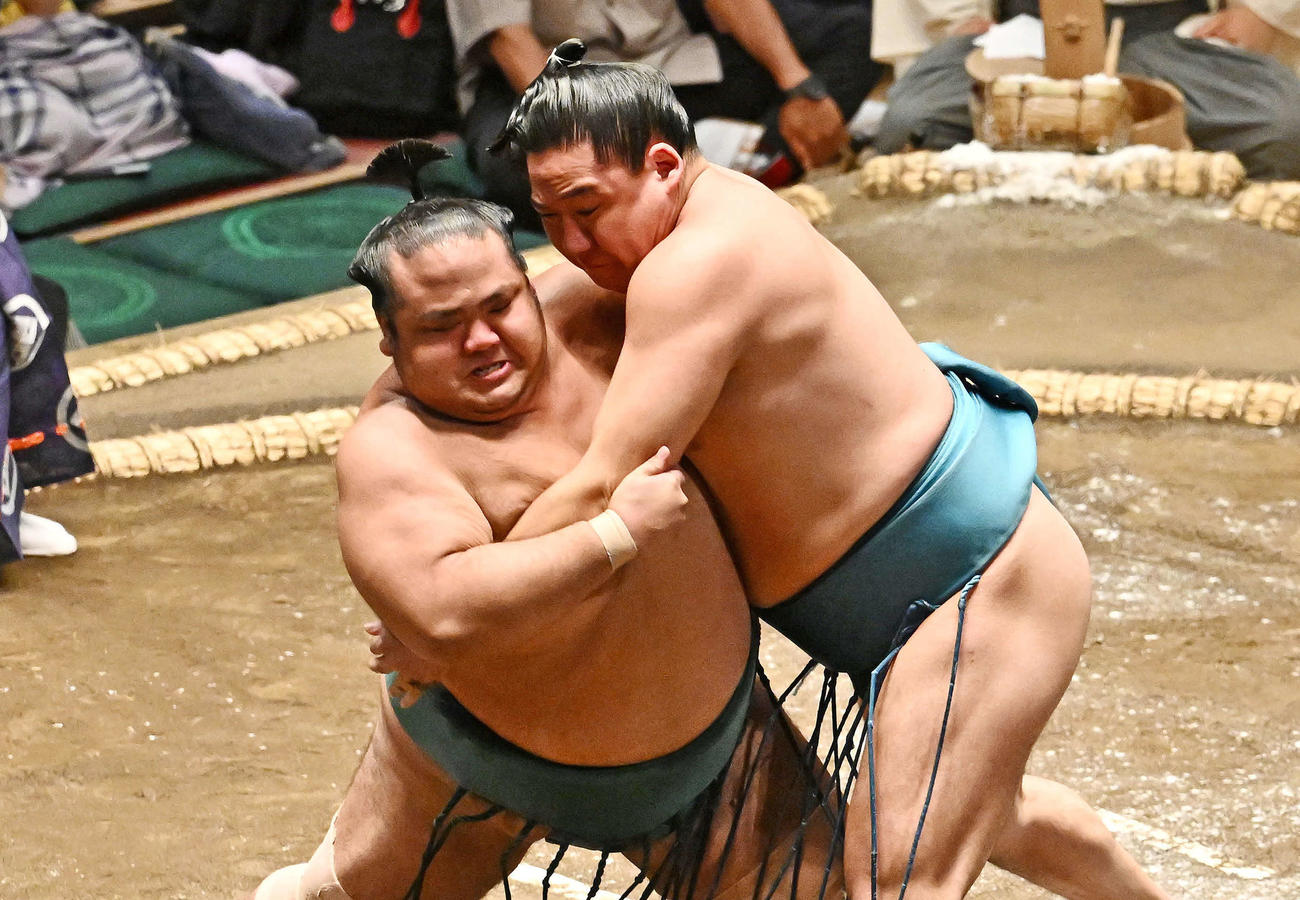 玉正鳳（右）は島津海を攻める（撮影・滝沢徹郎）