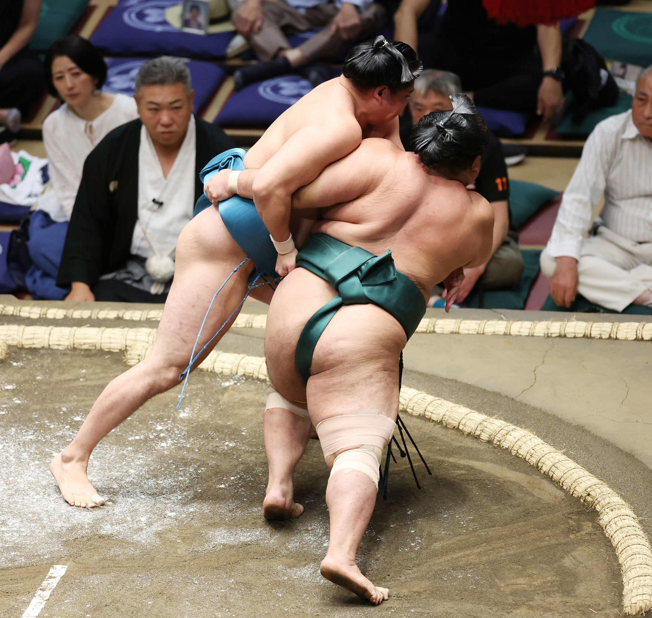 上手投げで島津海（右）を破る玉正鳳（撮影・宮地輝）