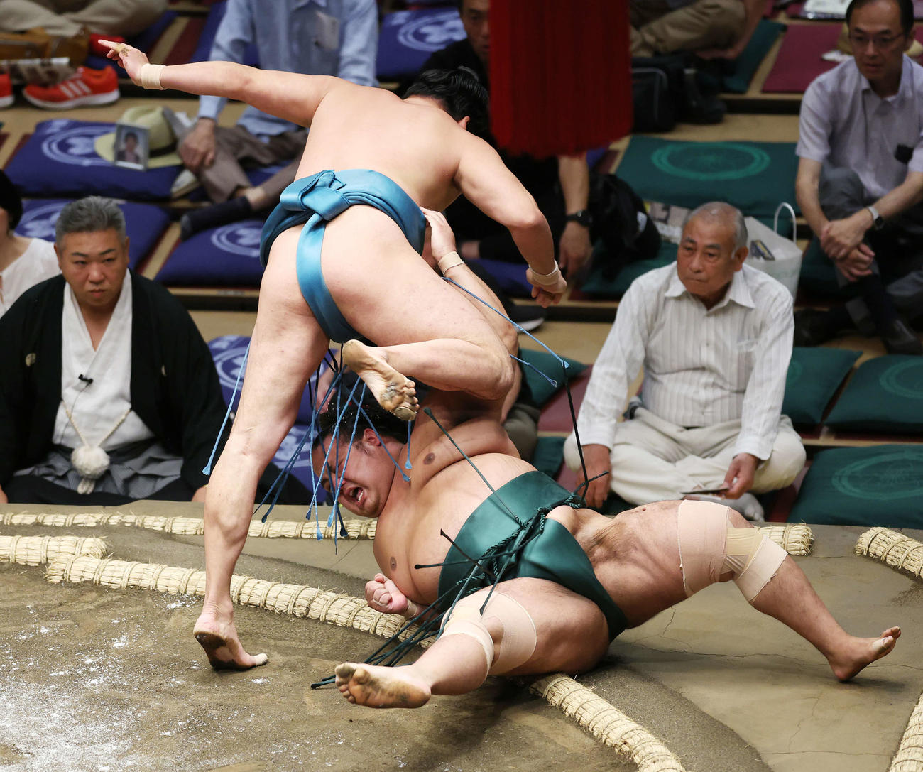 上手投げで島津海（右）を破る玉正鳳（撮影・宮地輝）