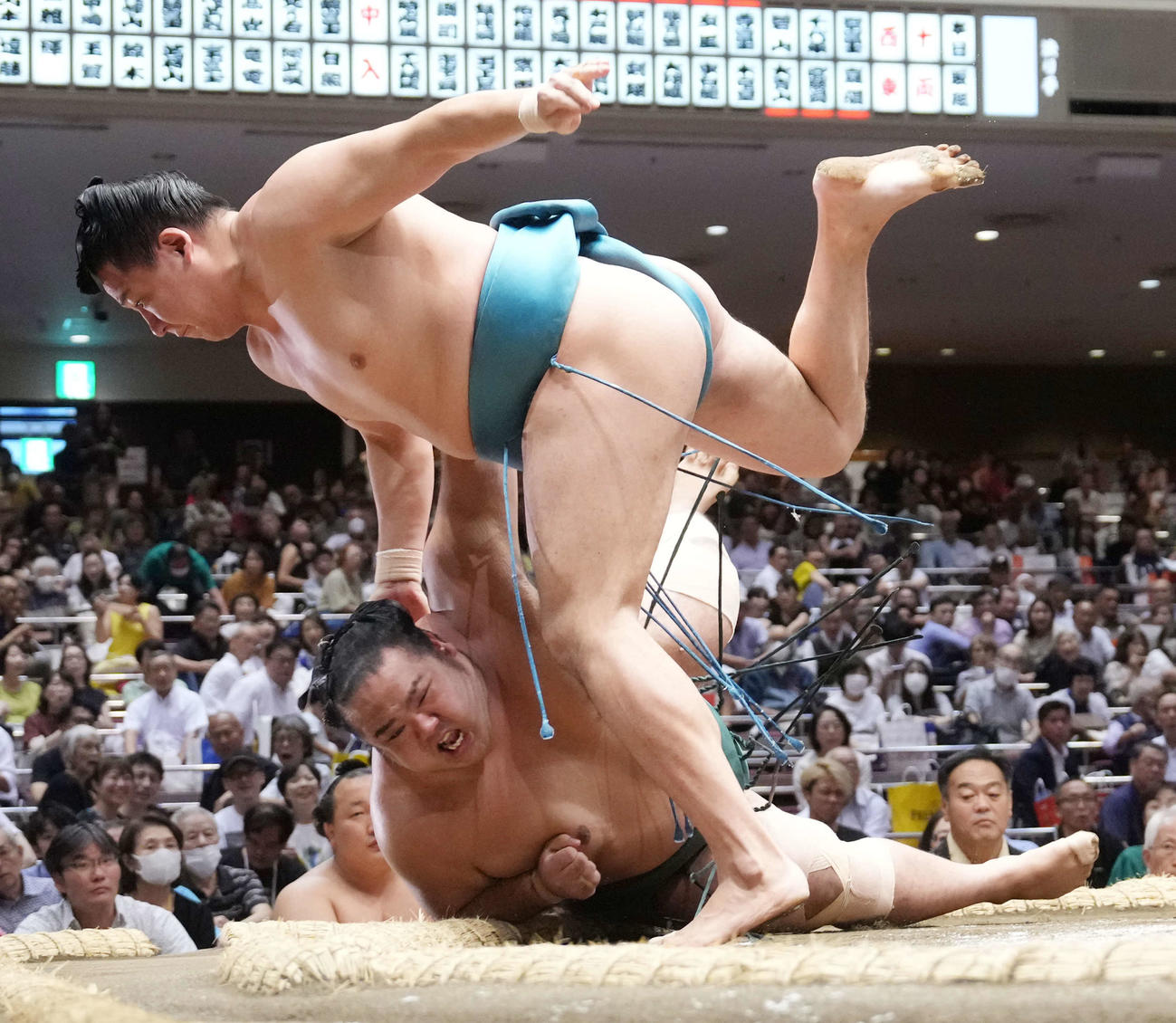 玉正鳳は島津海（下）を上手投げで破る（撮影・小沢裕）