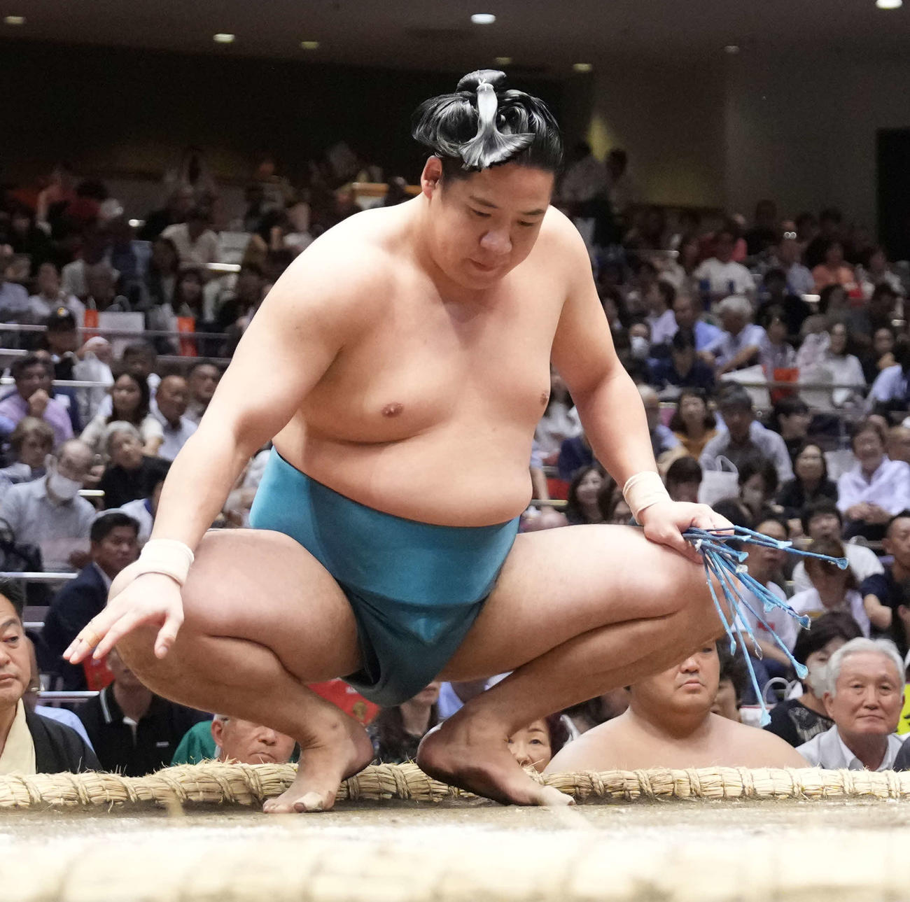 勝ち名乗りを受ける玉正鳳（撮影・小沢裕）