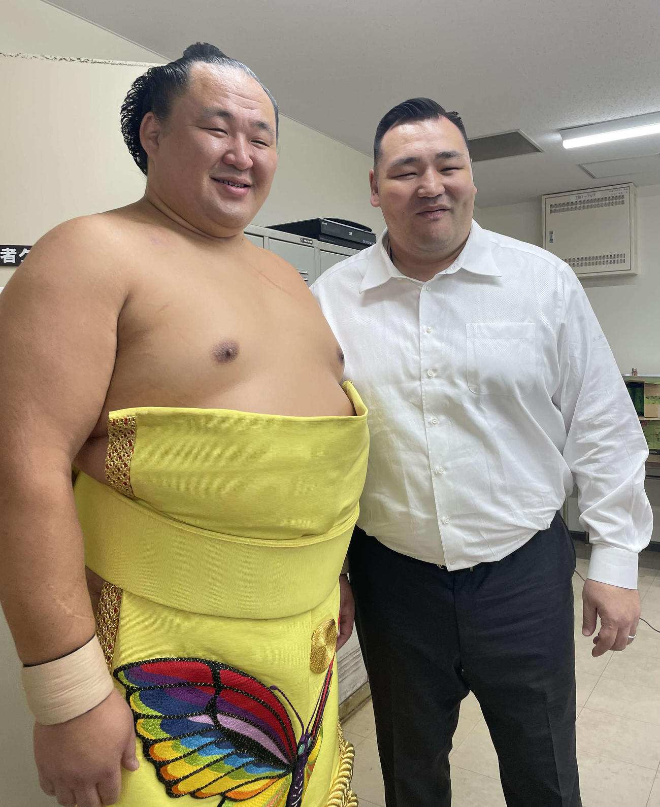 幕内土俵入りの直前、記者クラブ担当の音羽山親方（右）と記念撮影する玉鷲（撮影・佐々木一郎）