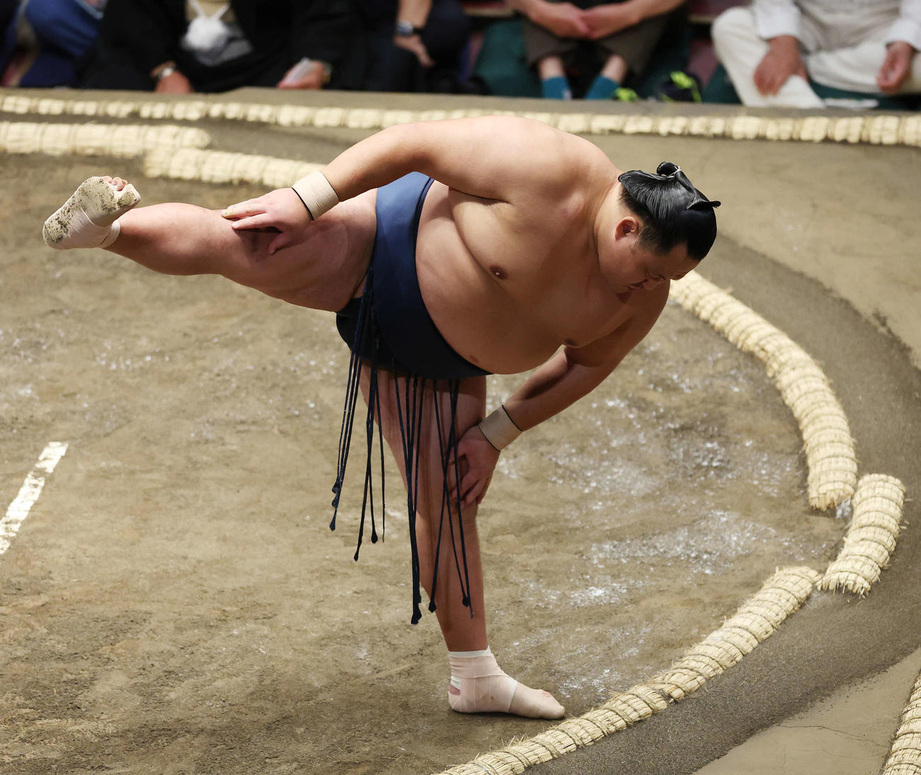 四股を踏む玉鷲（撮影・宮地輝）
