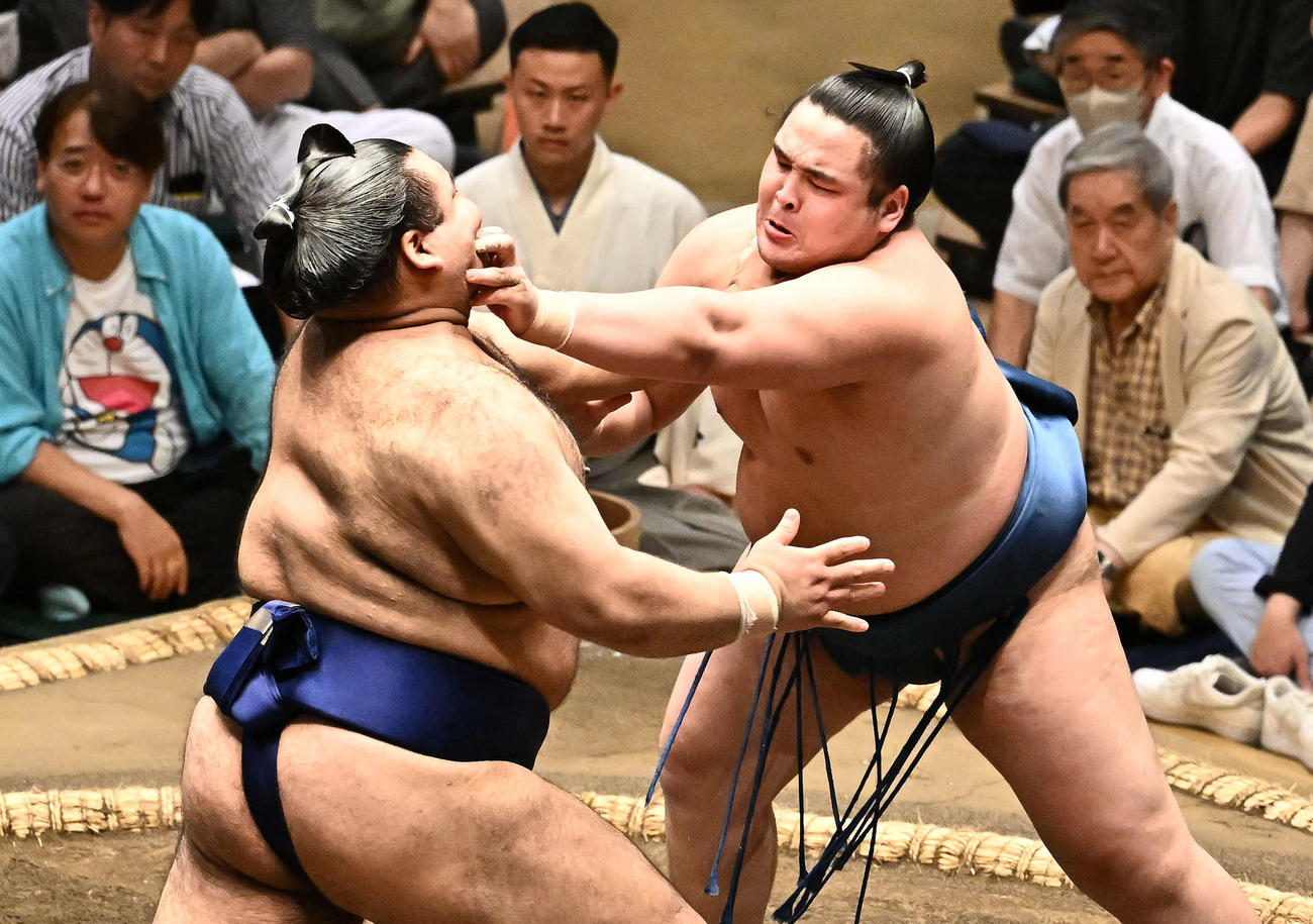 阿武剋（右）は高安を攻める（撮影・滝沢徹郎）