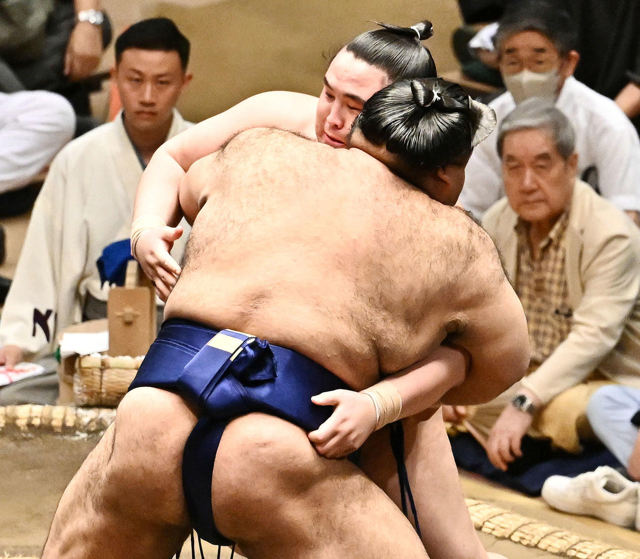 阿武剋（後方）は高安を攻める（撮影・滝沢徹郎）