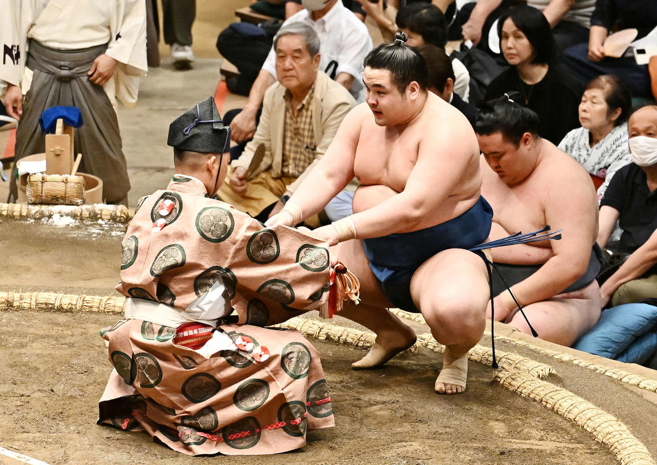 高安を破った阿武剋は懸賞金を受け取る（撮影・滝沢徹郎）