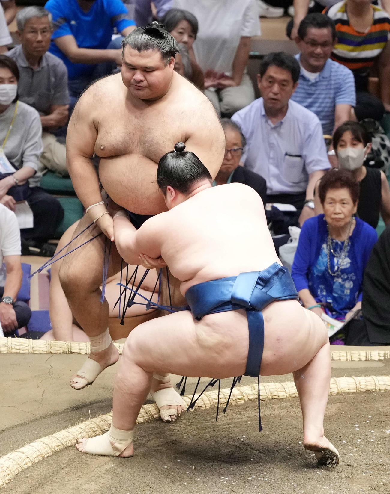 阿武剋は高安（左）を寄り切りで破る（撮影・小沢裕）