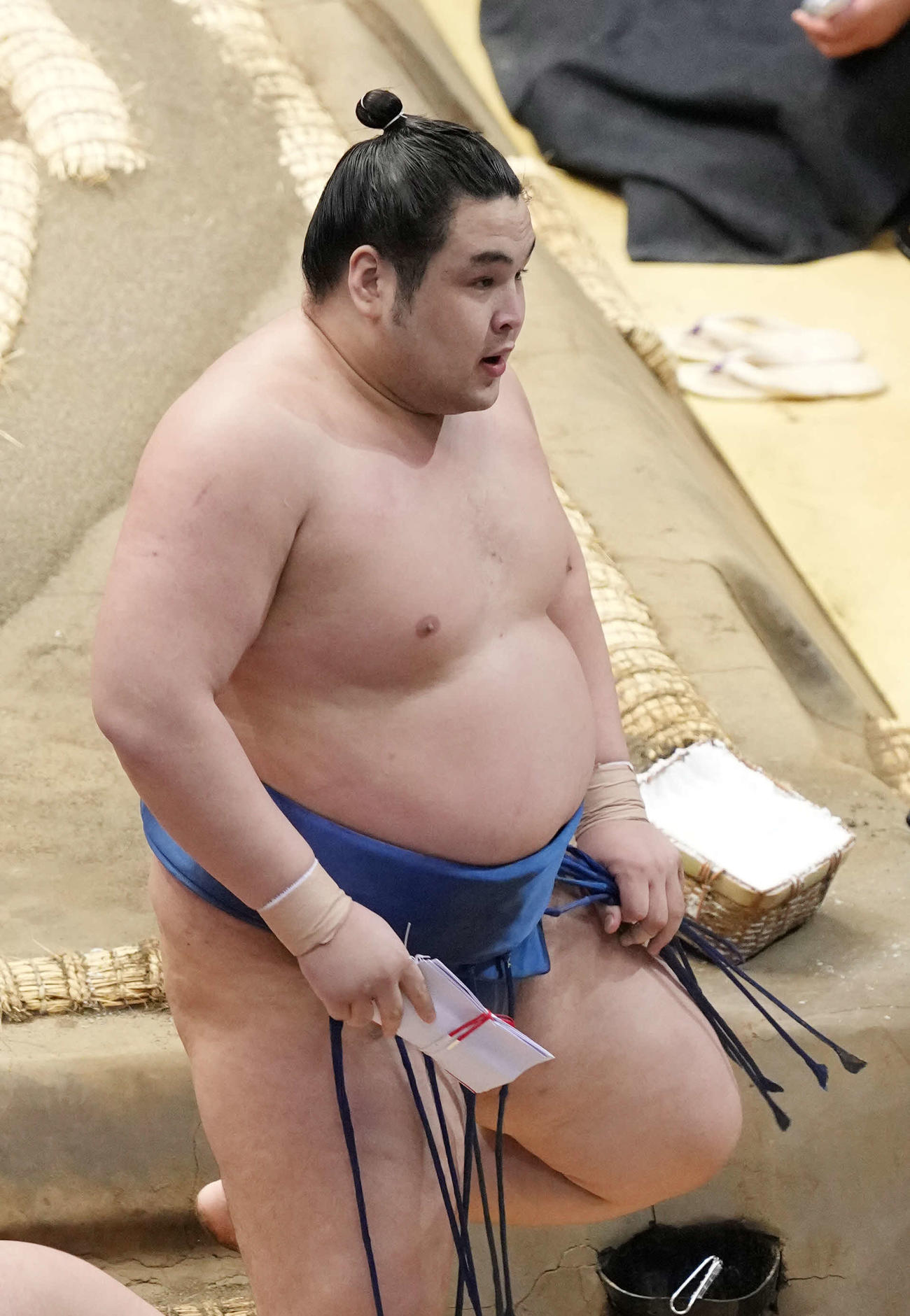 懸賞金を手にする阿武剋（撮影・小沢裕）