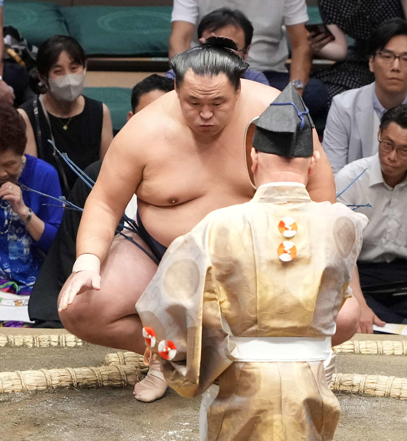 勝ち名乗りを受ける玉鷲（撮影・小沢裕）