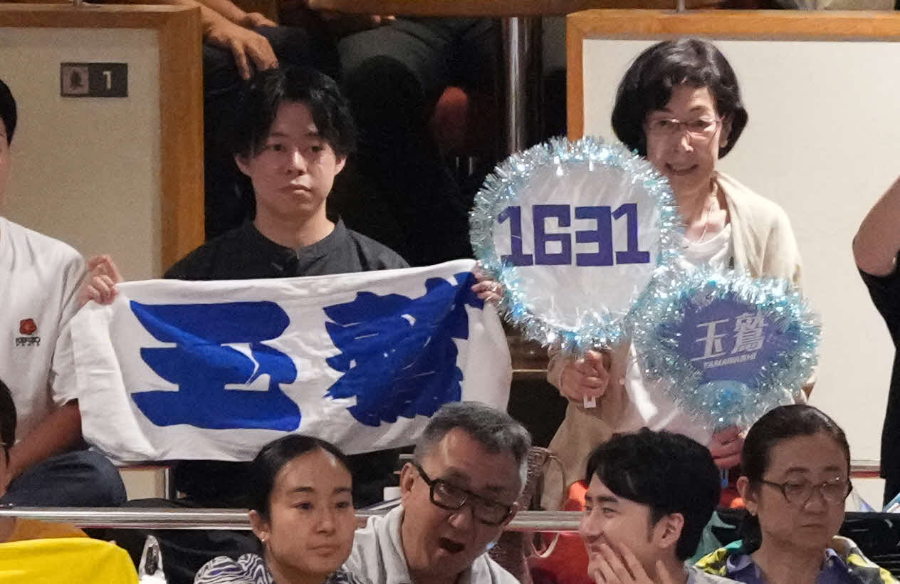 新記録達成を祝う玉鷲ファンのメッセージ（撮影・小沢裕）