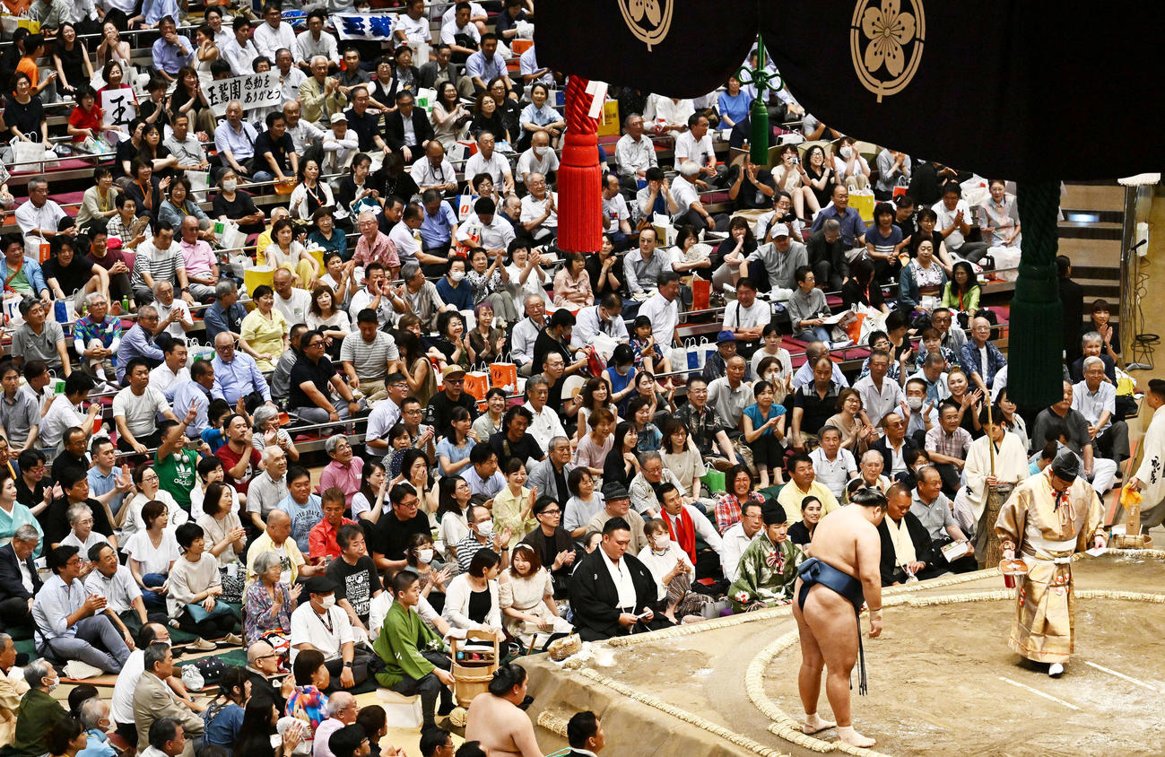 玉鷲を祝福するファン（撮影・滝沢徹郎）