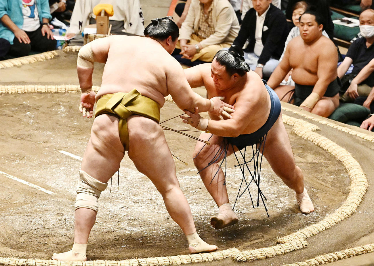 玉鷲（右）は輝を押し出しで破る（撮影・滝沢徹郎）