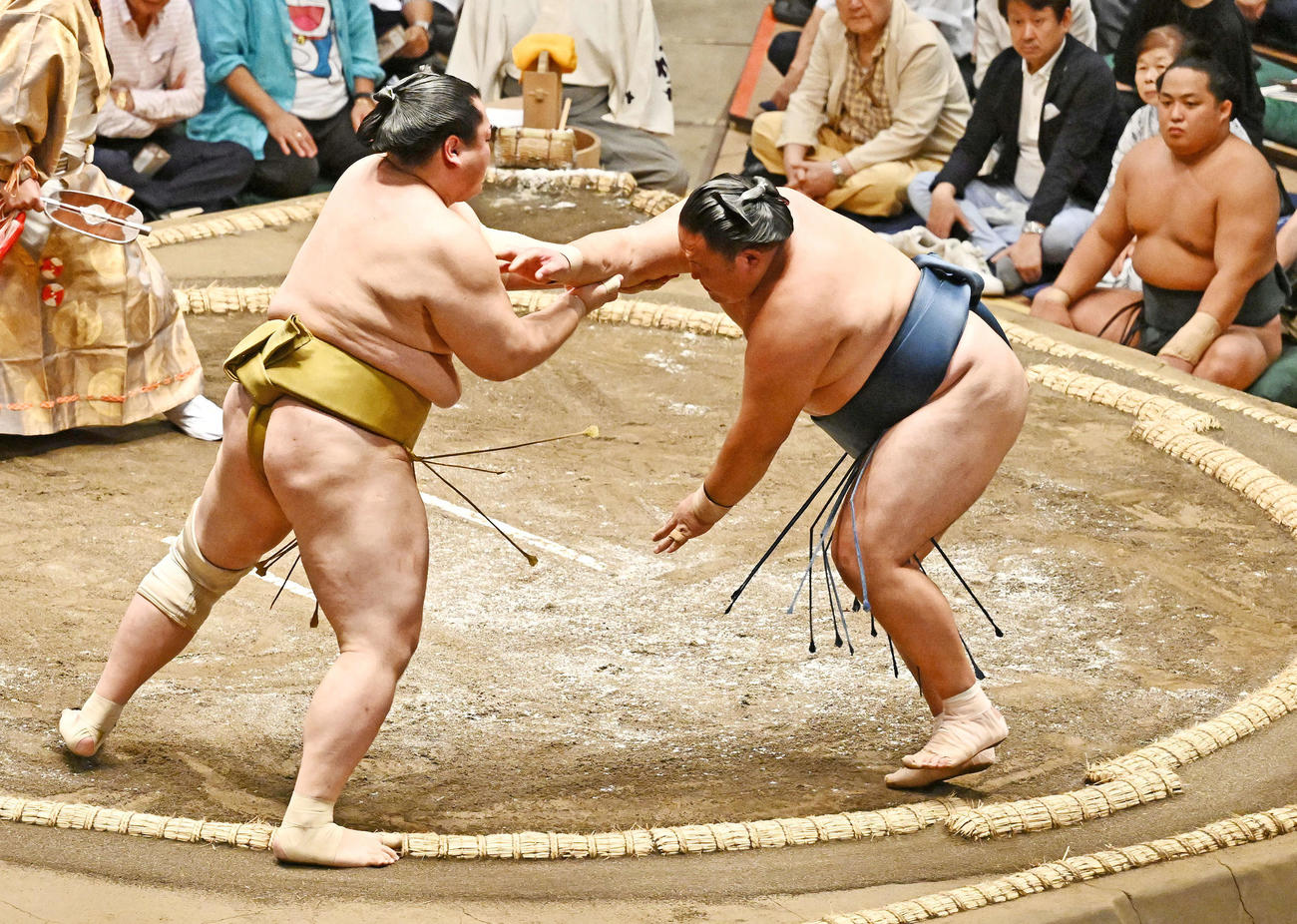玉鷲（右）は輝を押し出しで破る（撮影・滝沢徹郎）