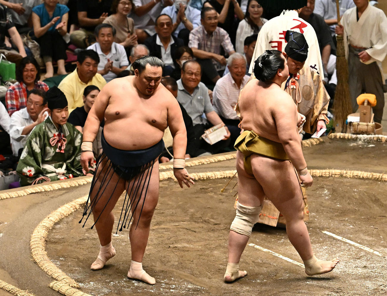玉鷲（左）は輝を押し出しで破る（撮影・滝沢徹郎）