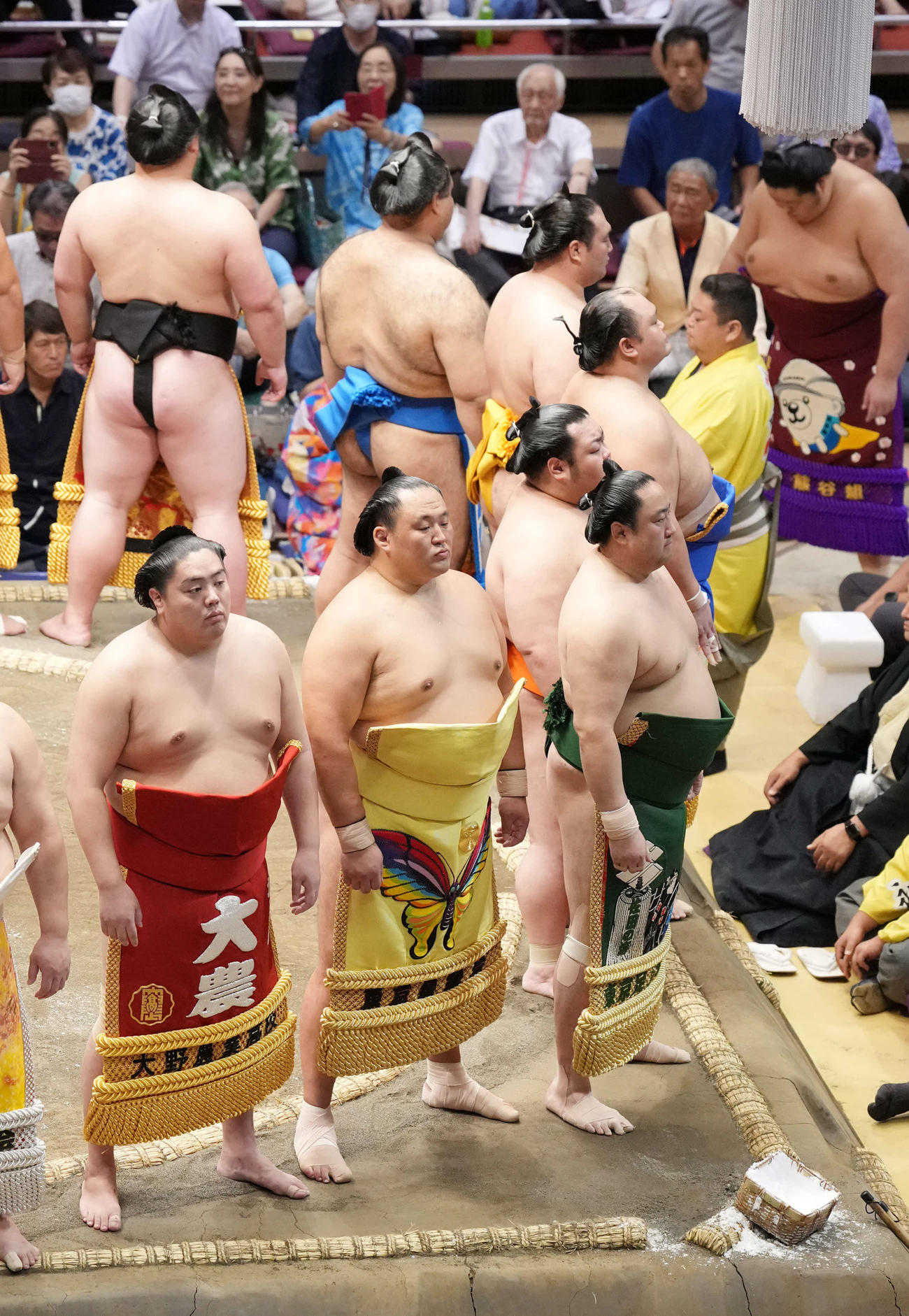 幕内土俵入りに臨む、手前左から一山本、玉鷲、佐田の海（撮影・小沢裕）