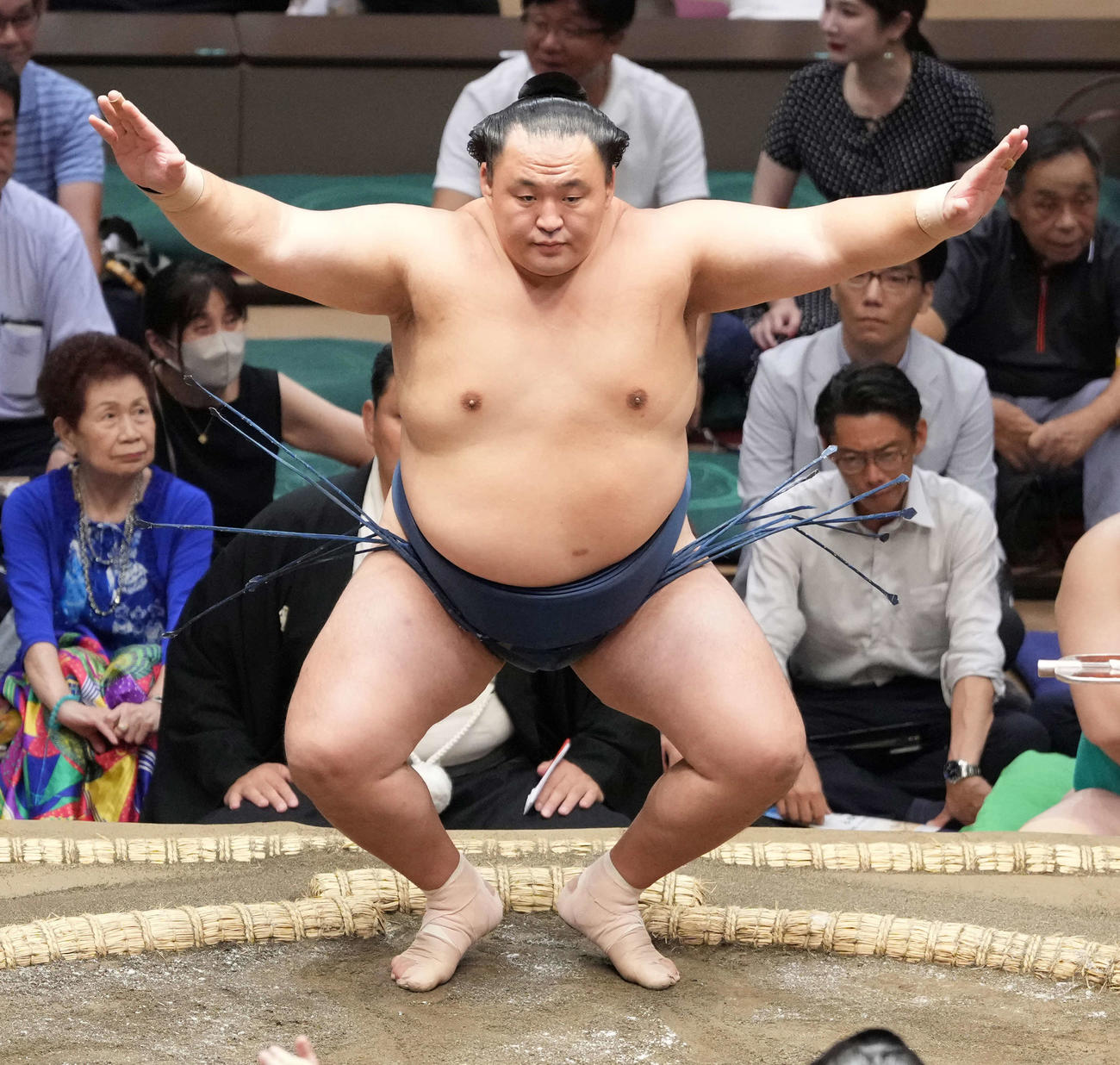 塵手水（ちりちょうず）を切る玉鷲（撮影・小沢裕）