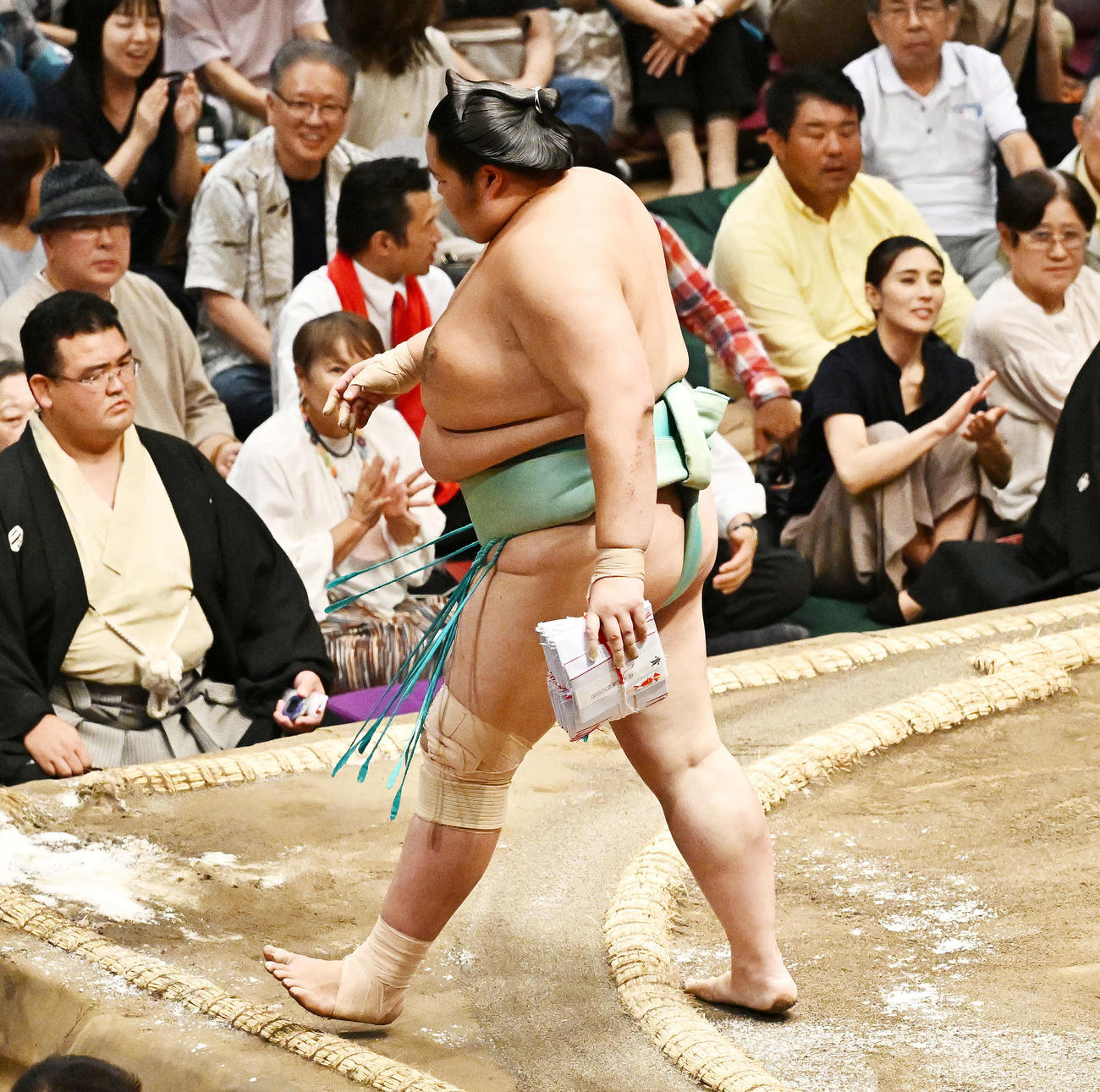 翔猿を破った琴桜は懸賞金を手に引き揚げる（撮影・滝沢徹郎）