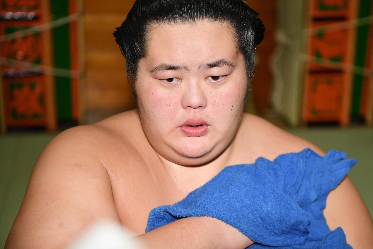 支度部屋で取材に応じる琴桜
