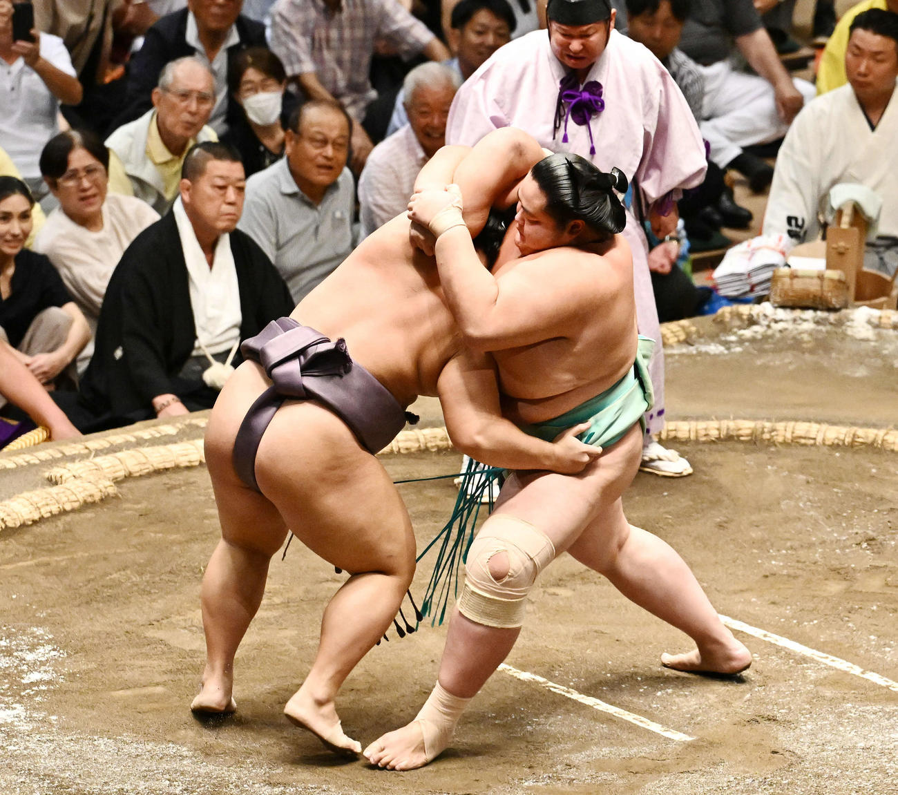 琴桜（右）は翔猿を攻める（撮影・滝沢徹郎）