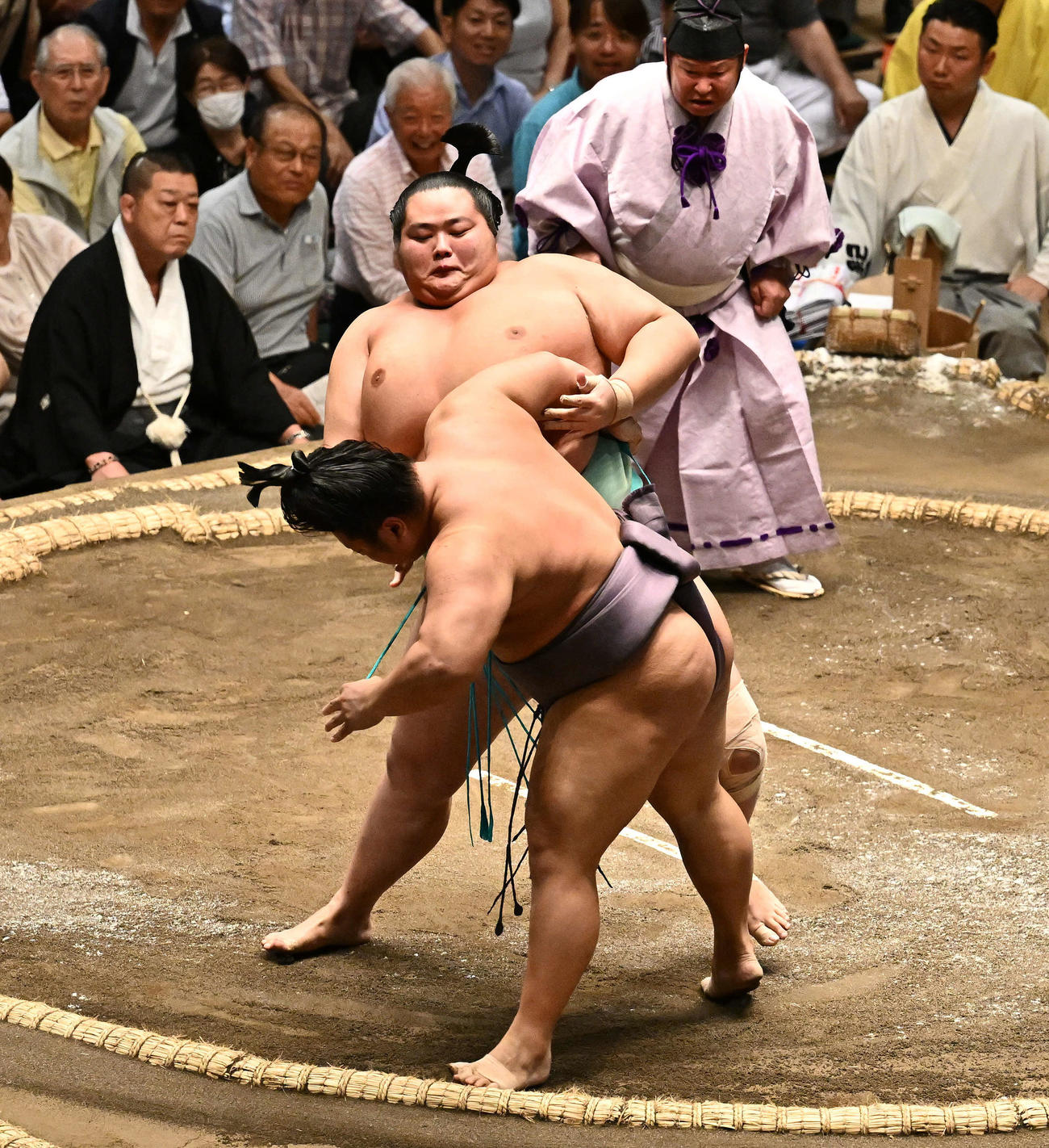 琴桜（後方）は翔猿を攻める（撮影・滝沢徹郎）