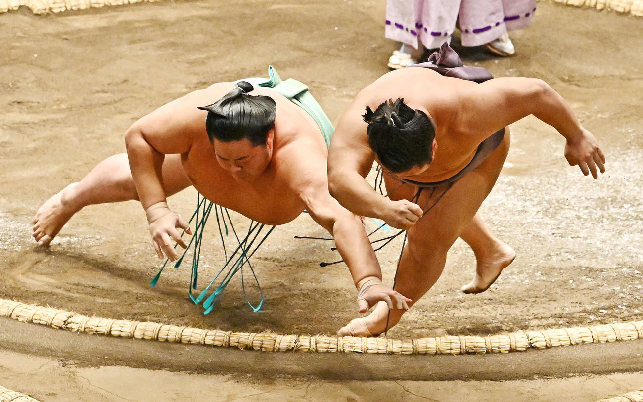 琴桜（左）は翔猿を押し出しで破る（撮影・滝沢徹郎）