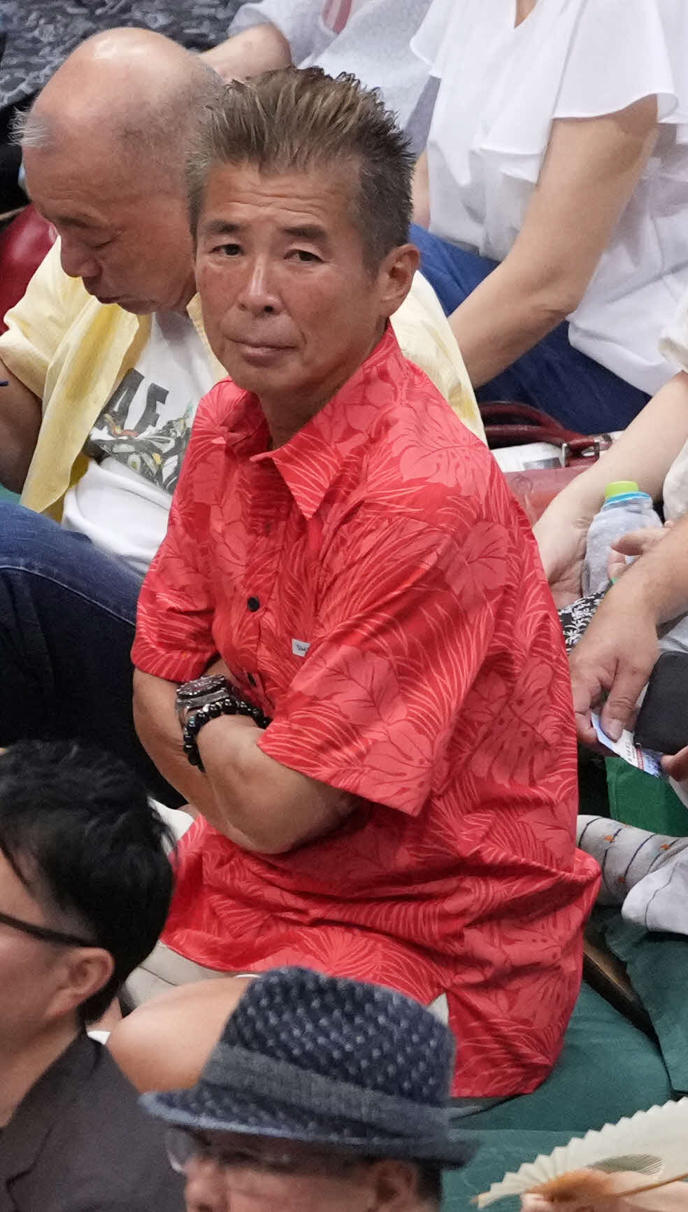 観戦する勝俣州和（撮影・小沢裕）
