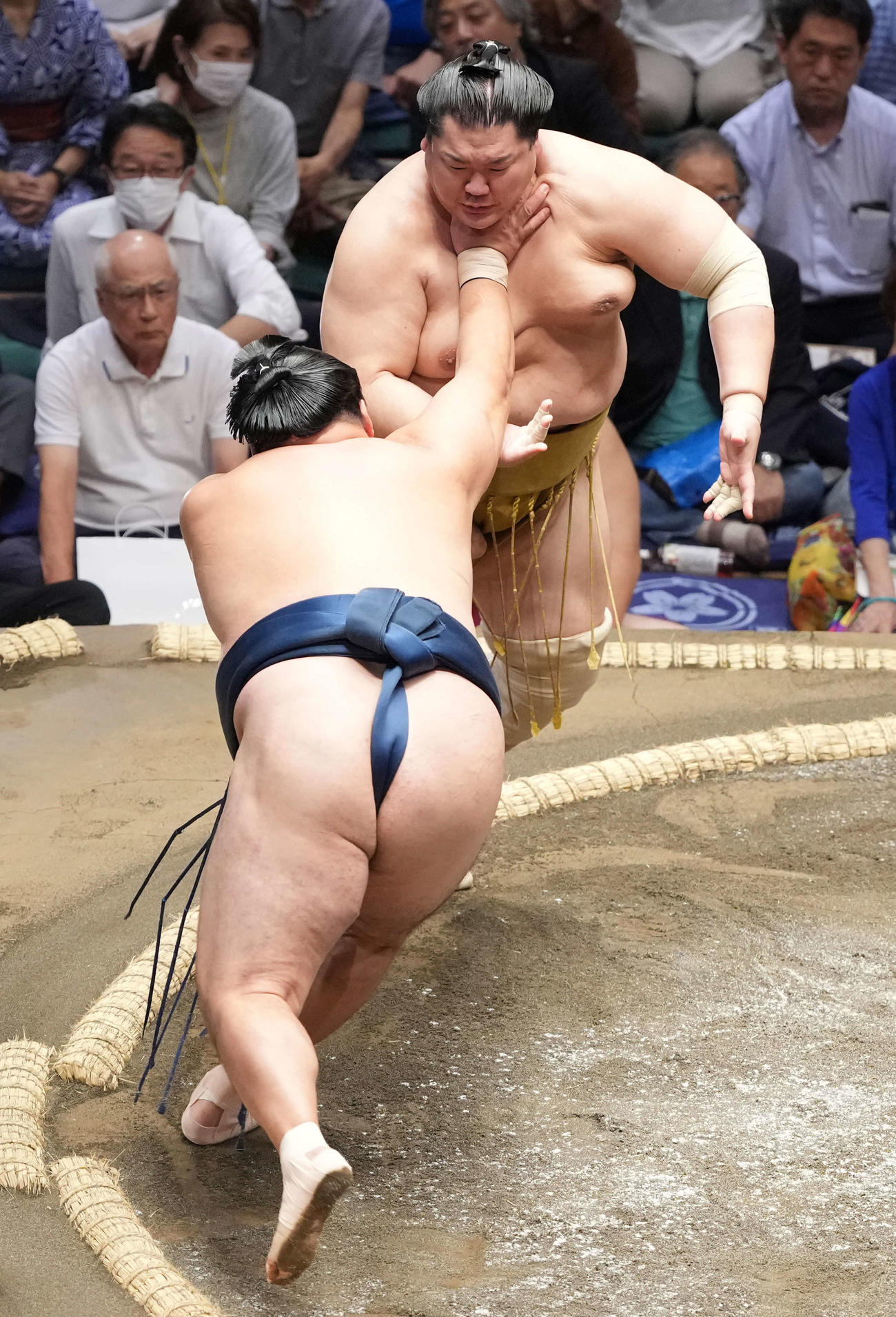 玉鷲（手前）は輝を押し出しで破る（撮影・小沢裕）