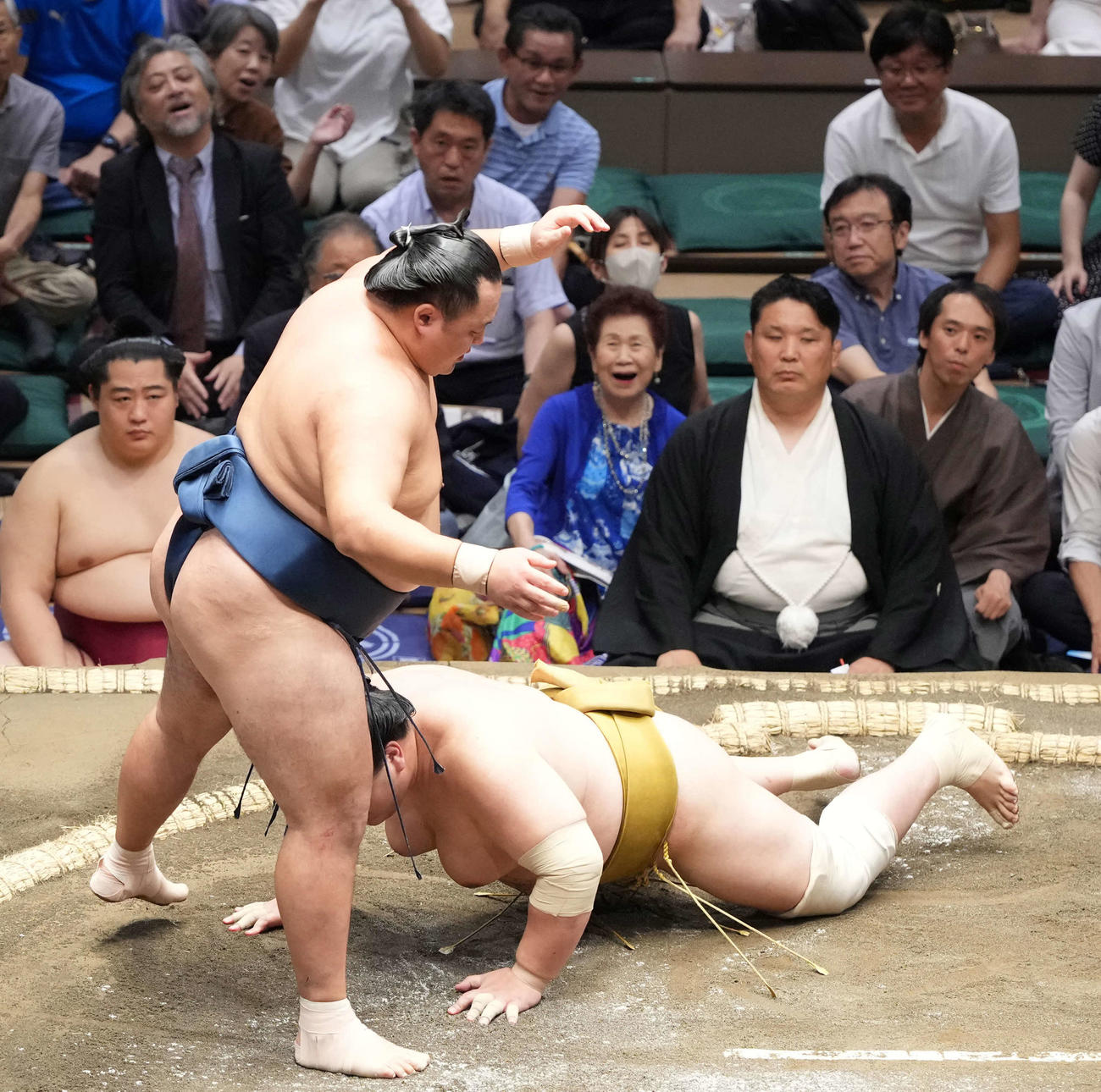 玉鷲（手前）は輝を押し出しで破る（撮影・小沢裕）