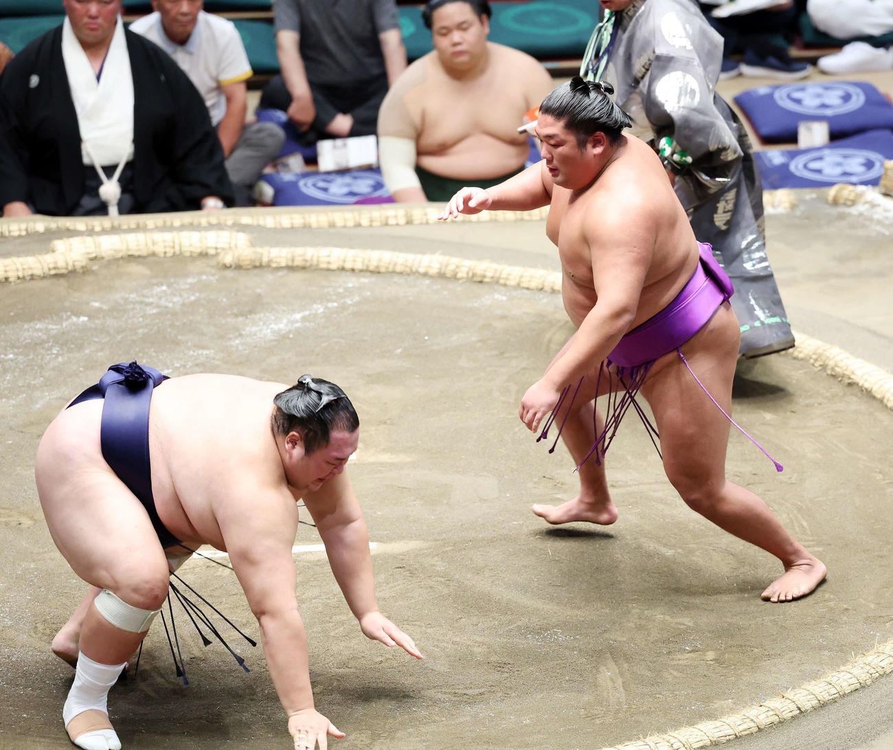 友風（左）を引き落としで破る尊富士（撮影・鈴木正人）
