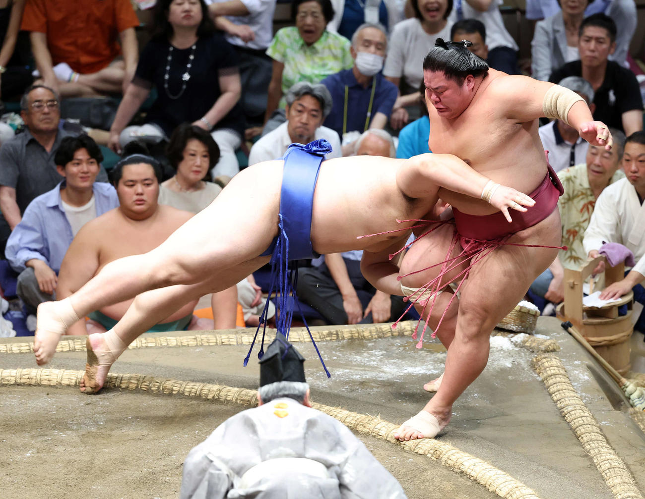 大栄翔（右）を押し出しで破る大の里（撮影・鈴木正人）