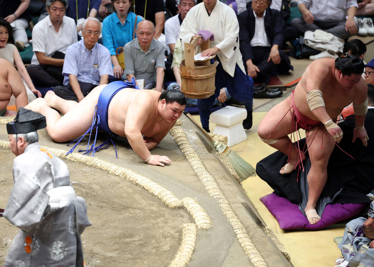大栄翔（右）を押し出しで破った大の里（撮影・鈴木正人）