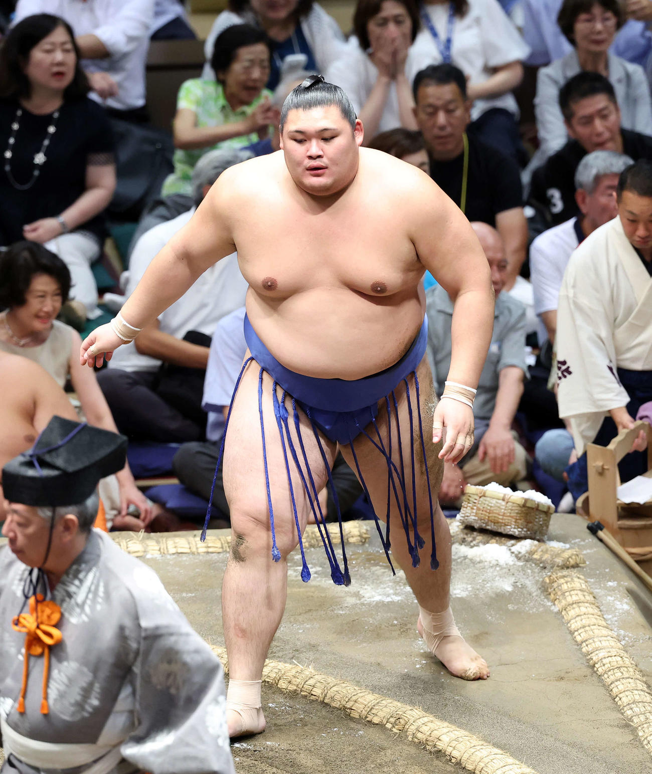 大栄翔を押し出しで破った大の里（撮影・鈴木正人）