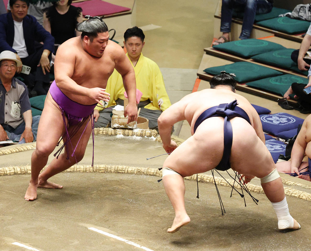 友風（右）を引き落としで破る尊富士（撮影・中島郁夫）