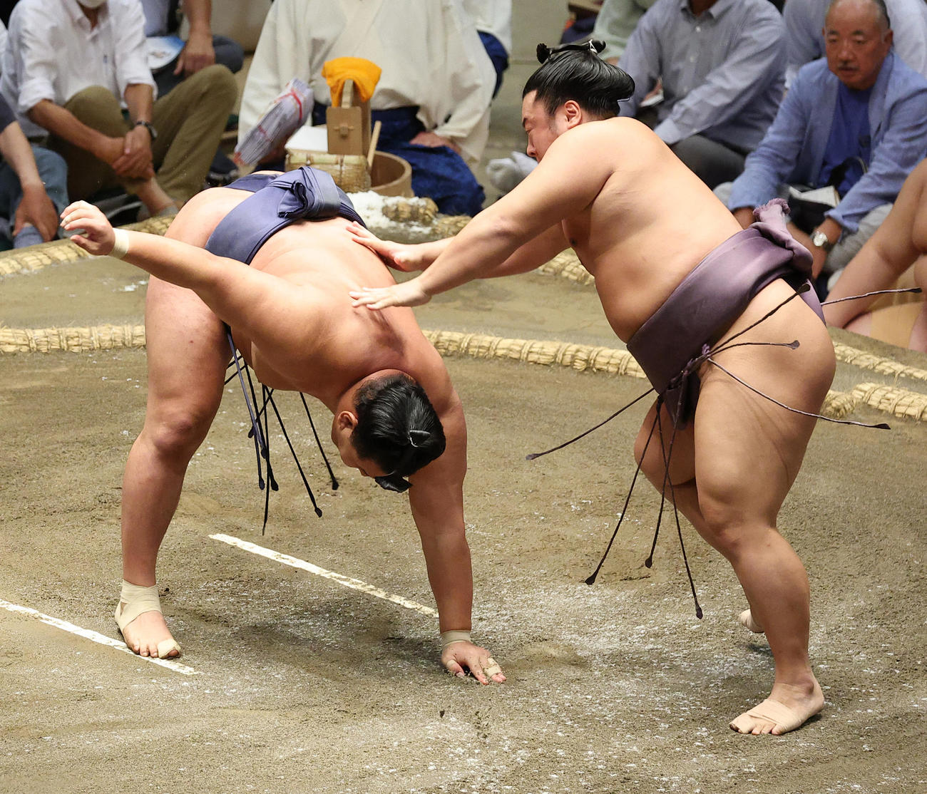 豊昇龍（左）を引き落としで破る翔猿（撮影・中島郁夫）