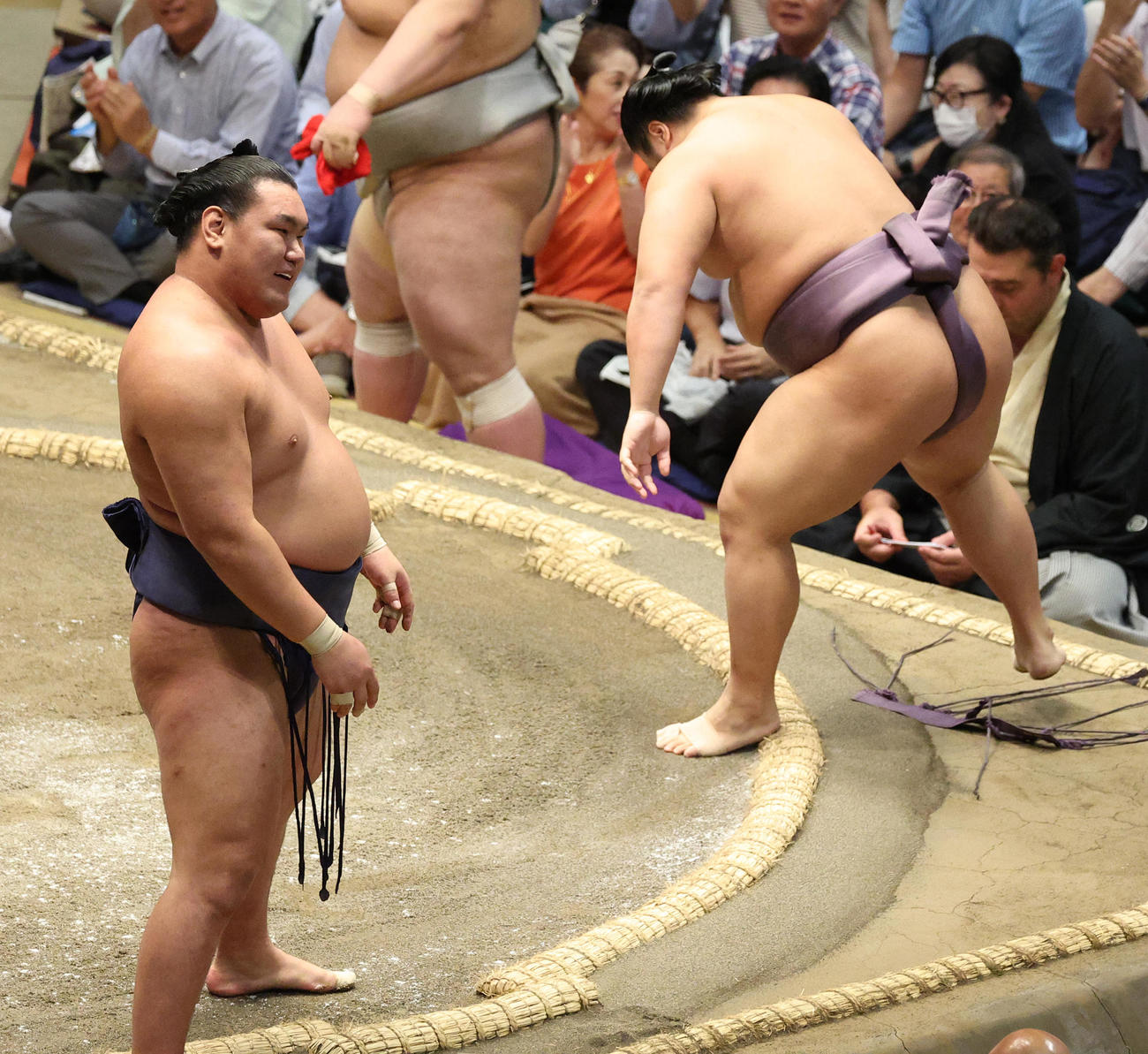 翔猿（右）に引き落としで敗れ悔しそうな豊昇龍（撮影・中島郁夫）