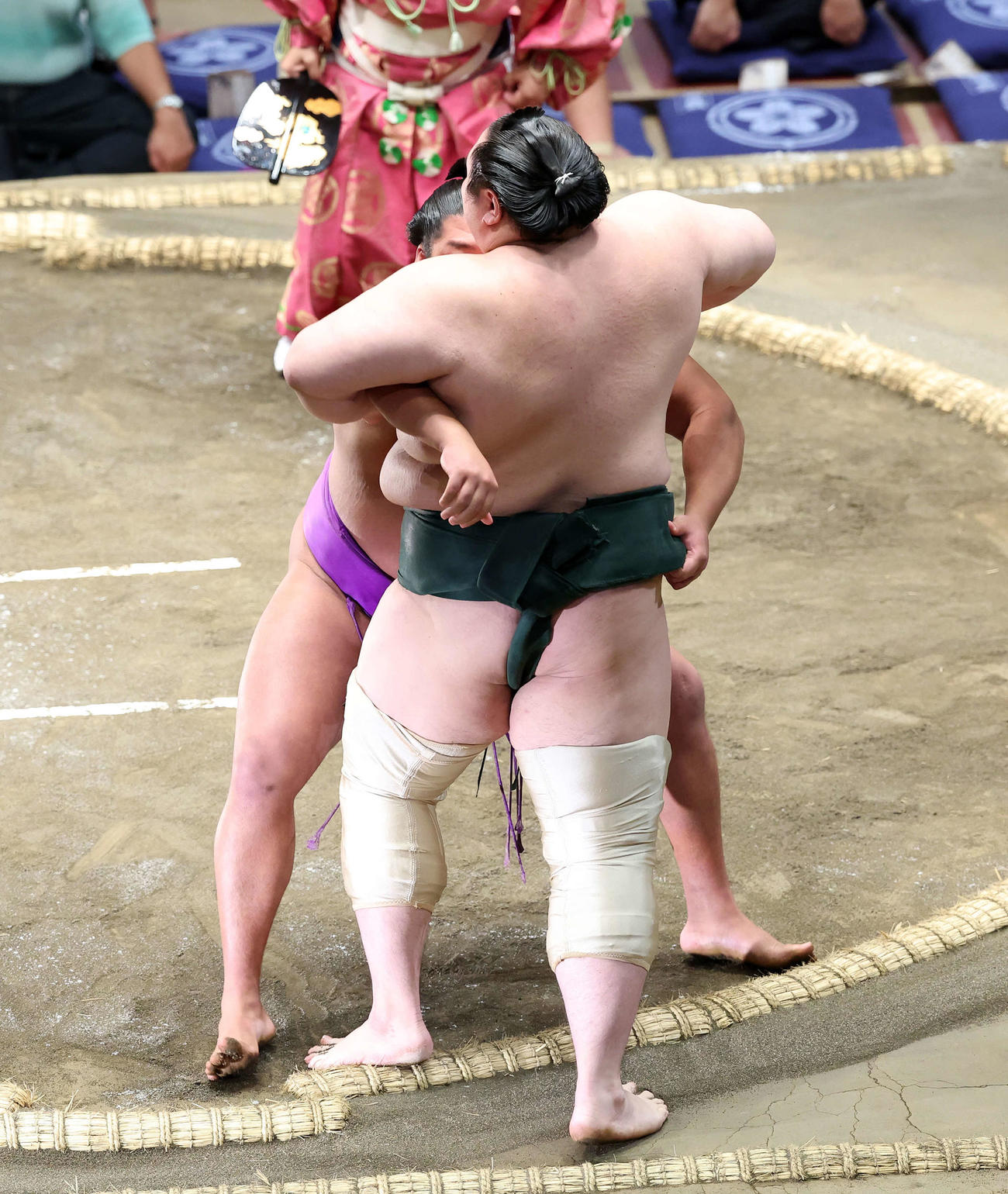 白鷹山（手前）を寄り切りで破る尊富士（撮影・鈴木正人）