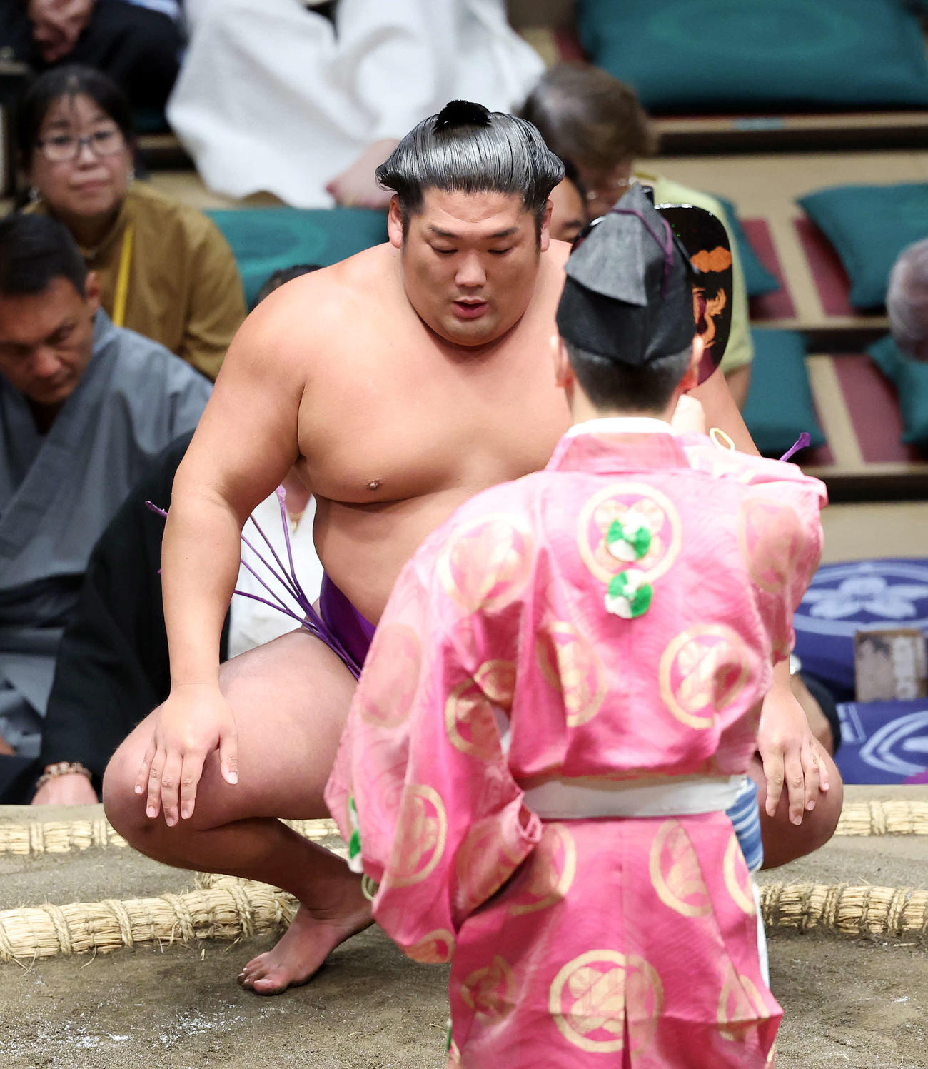 白鷹山を寄り切りで破り勝ち名乗りを受ける尊富士（撮影・鈴木正人）