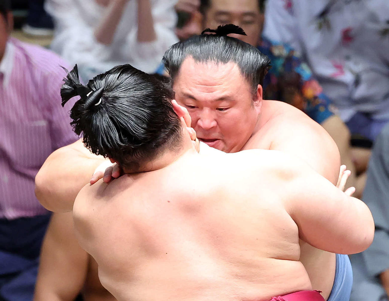 遠藤（手前）を攻める玉鷲（撮影・鈴木正人）